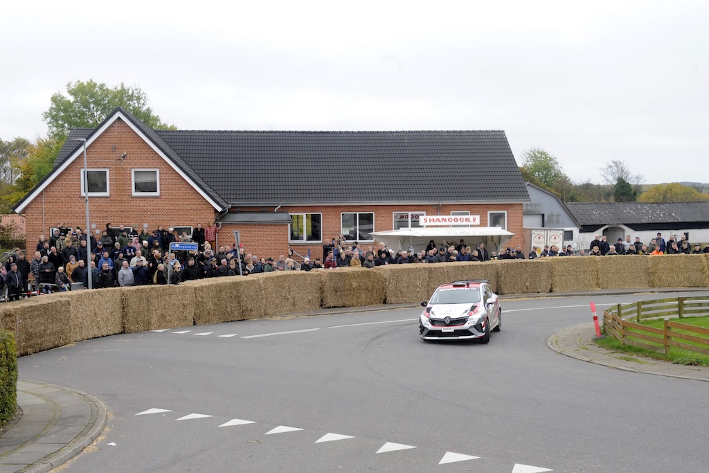 Flere steder - som her i Sparkær - havde publikum taget opstilling for at følge Rally Stoholm.
(Foto: Morten Alstrup)